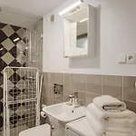 Wilson Park Loft With Mezzanine By Bookinghost 아파트 포즈난