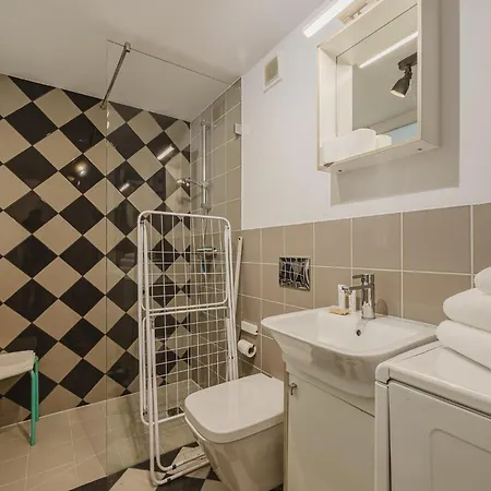 아파트 Wilson Park Loft With Mezzanine By Bookinghost 포즈난